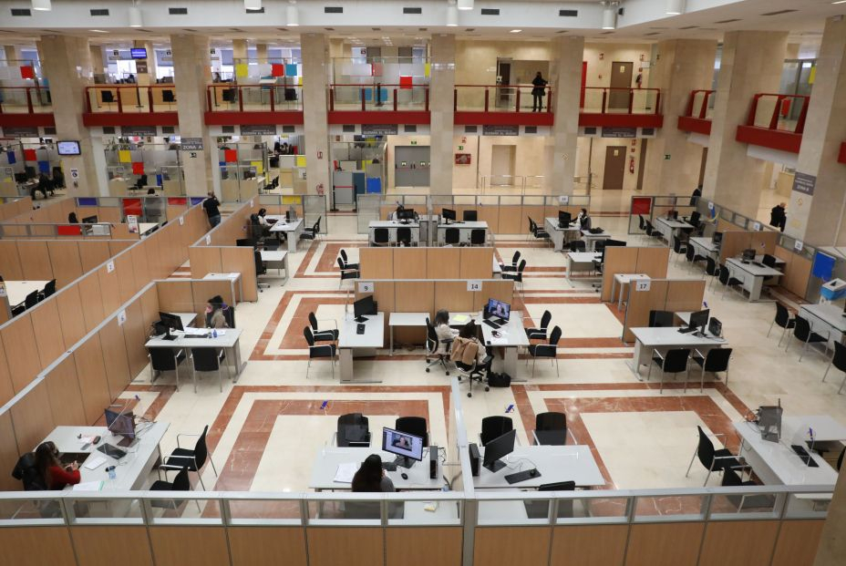 EuropaPress 4363462 varios empleados trabajan oficina agencia tributaria dia antes comienzo