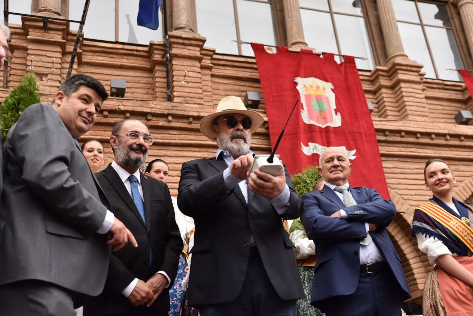 Antonio Resines enciende la Fuente de la Mora para que manen litros de vino en lugar de agua