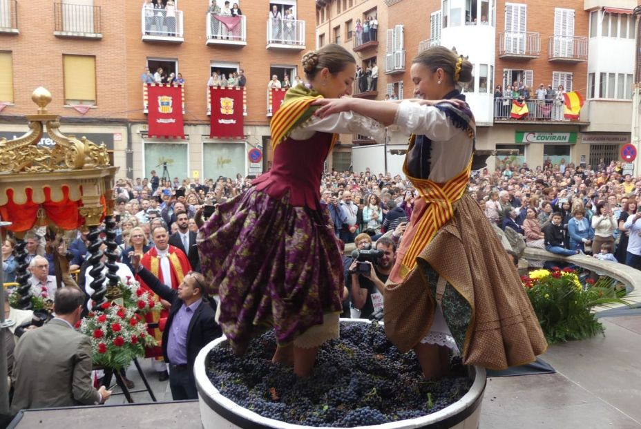 Pisado de la uva en la Fiesta de la Vendimia para extraer el primer mosto del año