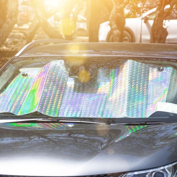 ¿Cómo debe ser el parasol de un coche y qué evita?