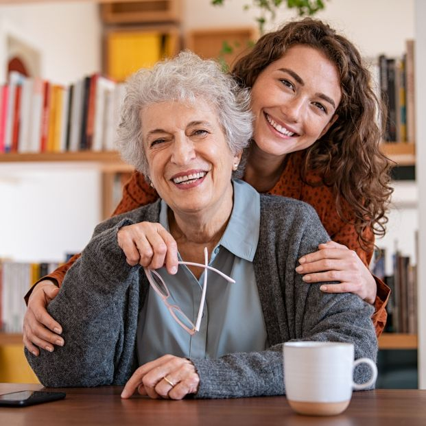 Andalucía impulsa la convivencia entre mayores y universitarios para combatir la soledad no deseada. Foto: Bigstock
