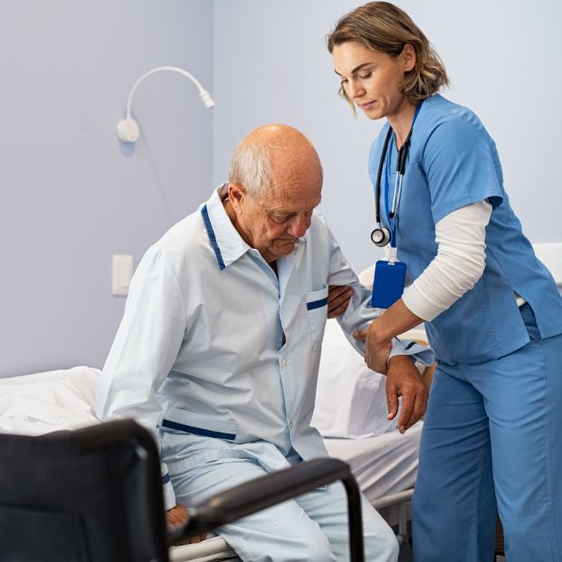 ¿Qué es el síndrome de confusión que afecta a muchos mayores ingresados en el hospital?