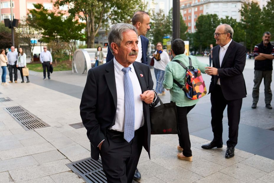 Revilla, candidato a la reelección a los 80 años: "Veo a Biden y creo que estoy mejor que él" Revilla, candidato a la reelección a los 80 años: "Veo a Biden y creo que estoy mejor que él"