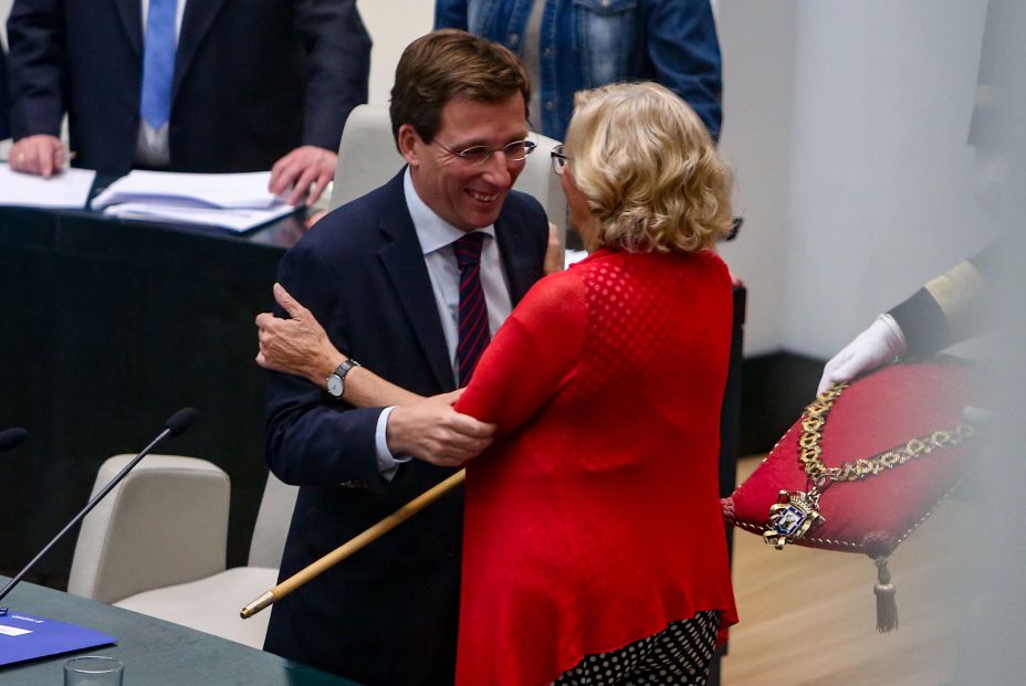 El nuevo alcalde de Madrid José Luis Martínez Almeida se abraza con su predecesora Manuela Carmena tras ser investido en la Sesión de constitución del Ayuntamiento de Madrid 