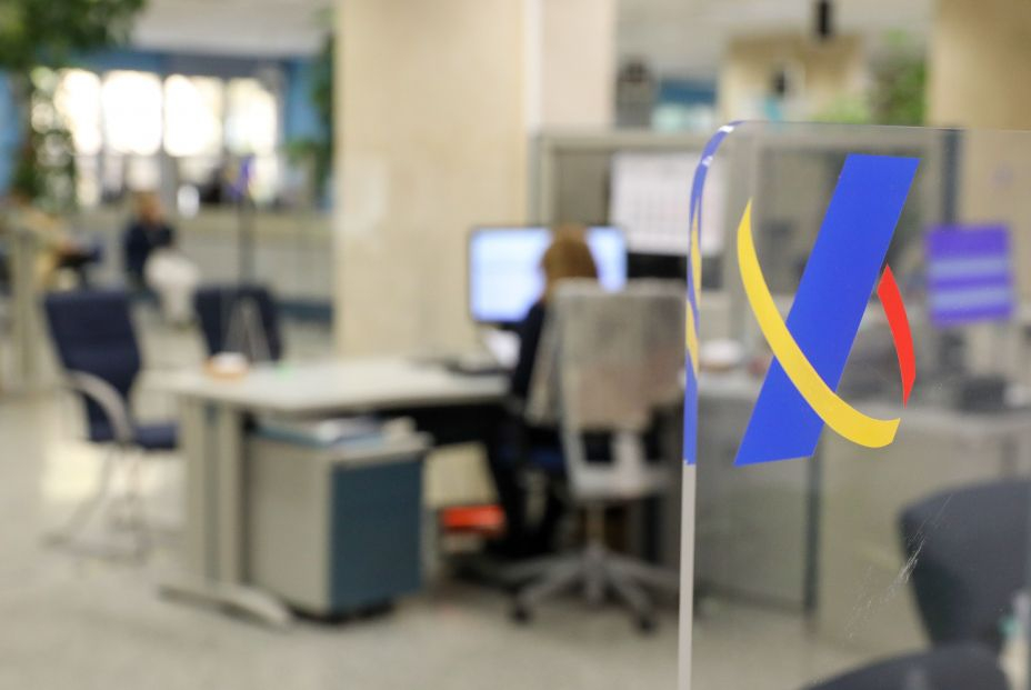 EuropaPress 4363488 empleada trabaja oficina agencia tributaria dia antes comienzo inicio EuropaPress 4363488 empleada trabaja oficina agencia tributaria dia antes comienzo inicio