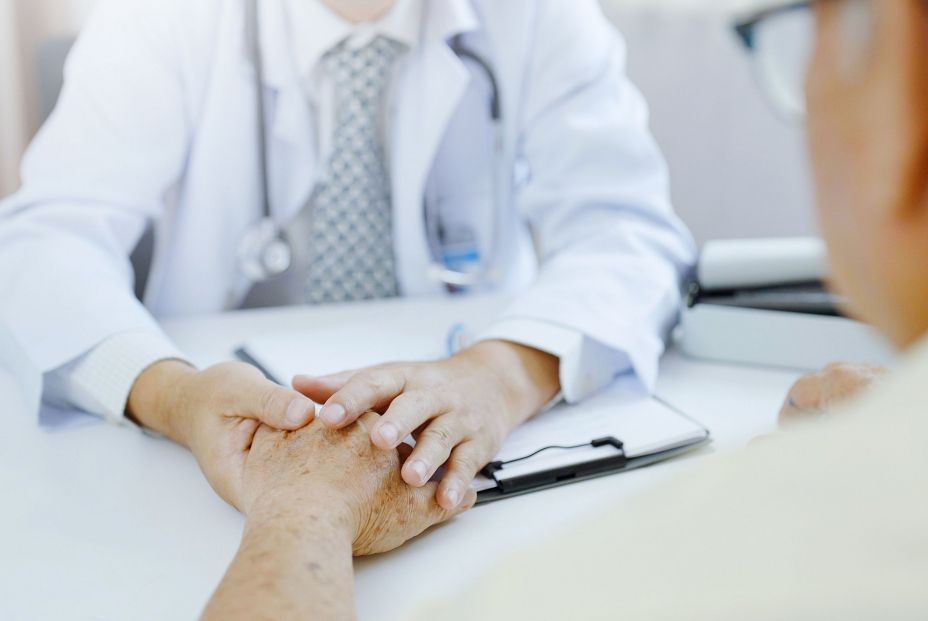 Hasta un 40% de las personas que padecen alzhéimer no están diagnosticadas bigstock Hand Of Doctor Comforting Pati 451089345 Hasta un 40% de las personas que padecen alzhéimer no están diagnosticadas bigstock Hand Of Doctor Comforting Pati 451089345