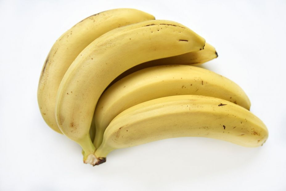 El potasio del plátano ayuda en la hipertensión. Bigstock