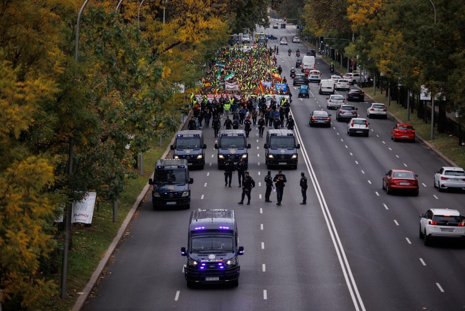 Varios furgones y agentes de Policía Nacional delante de la manifestación de transportistas, a 14 de noviembre de 2022, en Madrid Varios furgones y agentes de Policía Nacional delante de la manifestación de transportistas, a 14 de noviembre de 2022, en Madrid