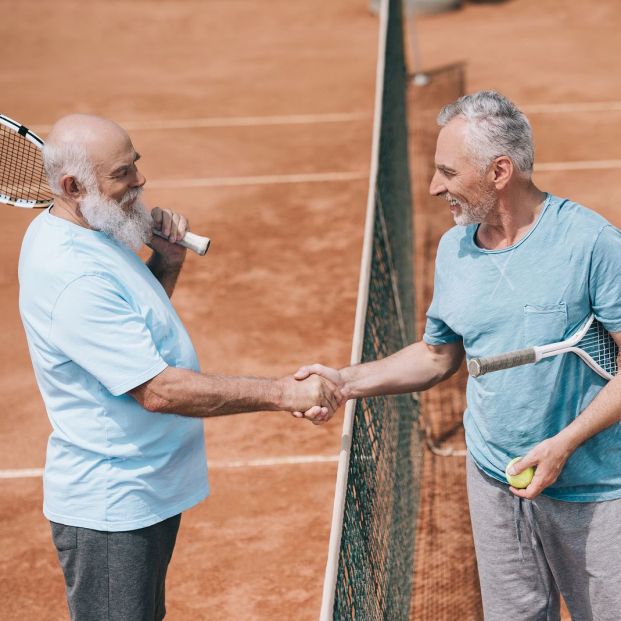 Beneficios de jugar al tenis con más de 60 años Beneficios de jugar al tenis con más de 60 años