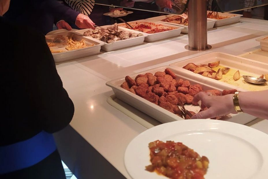 Lola, la jubilada del Imserso que dio la voz de alarma en Roquetas: "La comida del hotel es un asco" Lola, la jubilada del Imserso que dio la voz de alarma en Roquetas: "La comida del hotel es un asco"