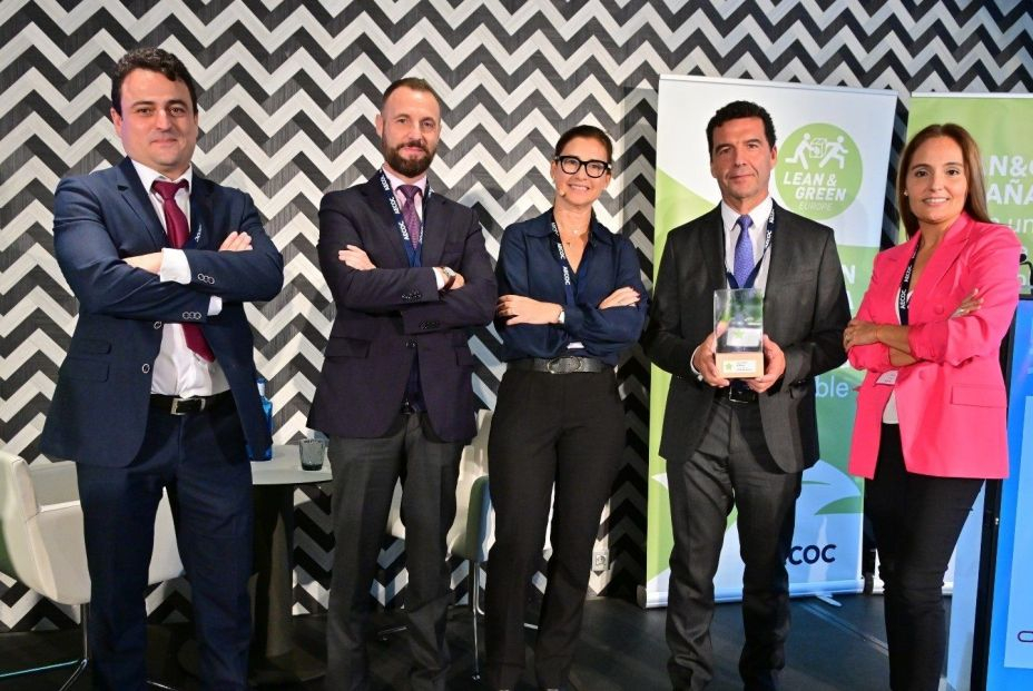 Rafael Simón, responsable de Logística de El Pozo Alimentación (2d) recoge la Estrella Lean&Green, concedida por Aecoc, con parte de su equipo - GRUPO FUERTES Rafael Simón, responsable de Logística de El Pozo Alimentación (2d) recoge la Estrella Lean&Green, concedida por Aecoc, con parte de su equipo - GRUPO FUERTES