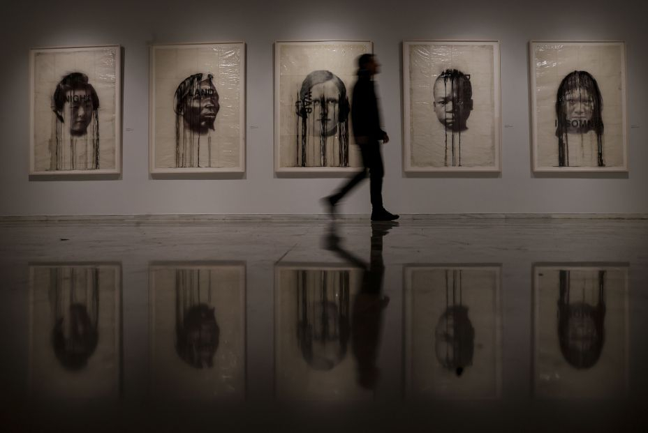 EuropaPress 4832302 persona camina junto obras presentacion exposicion jaume plensa poesia EuropaPress 4832302 persona camina junto obras presentacion exposicion jaume plensa poesia