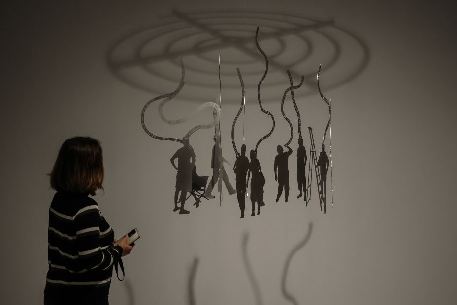 EuropaPress 4832295 mujer observa obras presentacion exposicion jaume plensa poesia silencio 24 EuropaPress 4832295 mujer observa obras presentacion exposicion jaume plensa poesia silencio 24