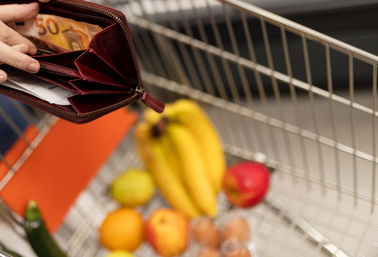 bigstock mujer compra cartera casi vacia bigstock mujer compra cartera casi vacia