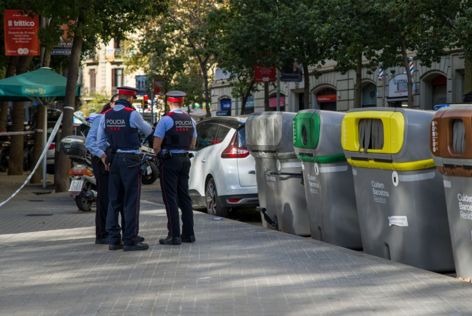 Encuentran un cadáver en una maleta dentro de un contenedor en pleno centro de Barcelona Encuentran un cadáver en una maleta dentro de un contenedor en pleno centro de Barcelona