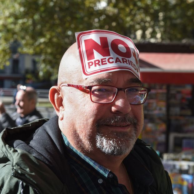 EuropaPresshombre pegatina cabeza manifestacion exigir mejora pensiones salarios (1)