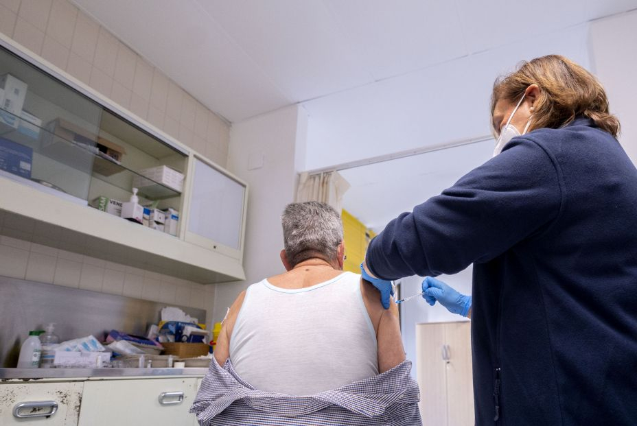 Alertan de que los mayores están poco inmunizados de la gripe: "Es importante que se vacunen" Alertan de que los mayores están poco inmunizados de la gripe: "Es importante que se vacunen"