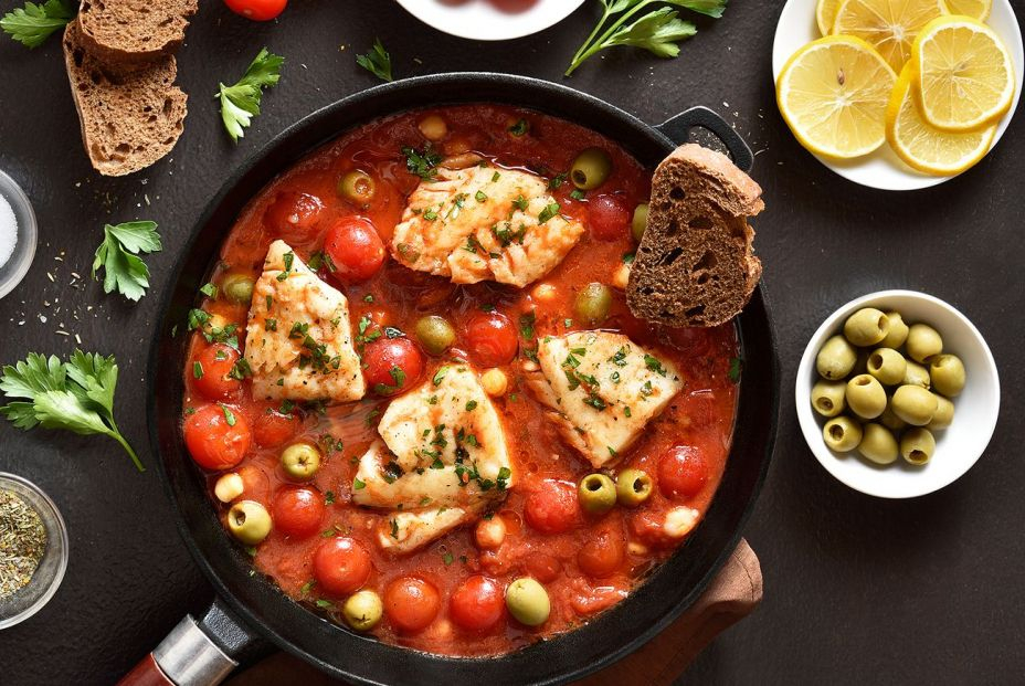 Guiso de bacalao con tomate y aceitunas. Foto: Bigstock Guiso de bacalao con tomate y aceitunas. Foto: Bigstock