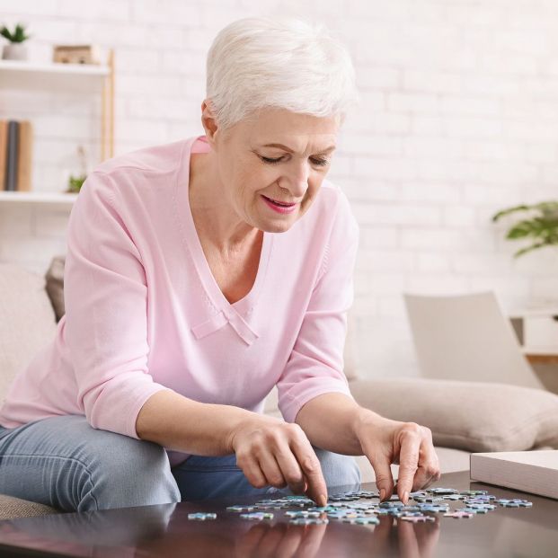 Mujer haciendo un puzzle Mujer haciendo un puzzle
