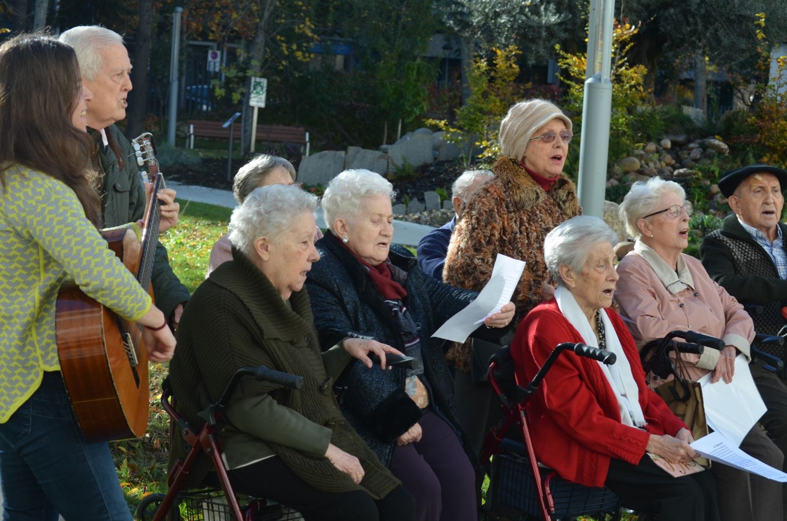 Las “Voces de Oro” de la Casa de la Misericordia de Pamplona lanzan su primer disco