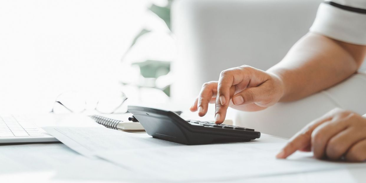 bigstock mujer calcula gastos impuestos bigstock mujer calcula gastos impuestos