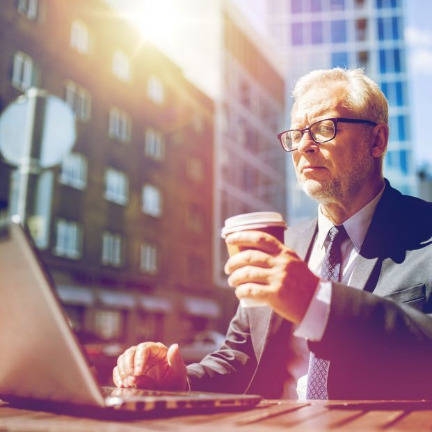 bigstock ejecutivo mayor ordenador bigstock ejecutivo mayor ordenador