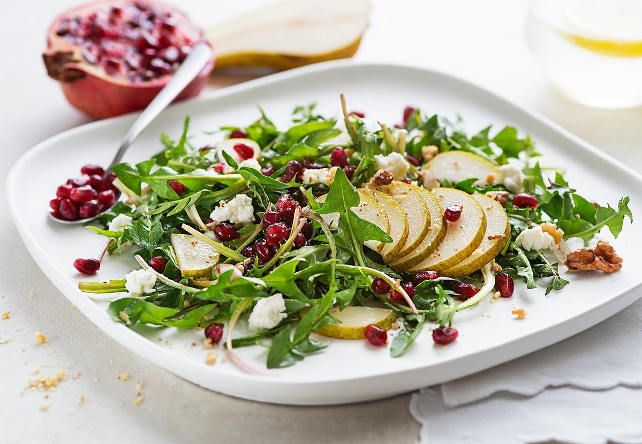 Ensalada con pera de jumilla, granada y queso azul. Foto: Bigstock