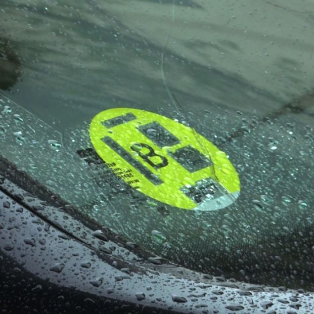 EuropaPress 2086358 coche distintivo ambiental direccion general trafico dgt tipo pegado luna