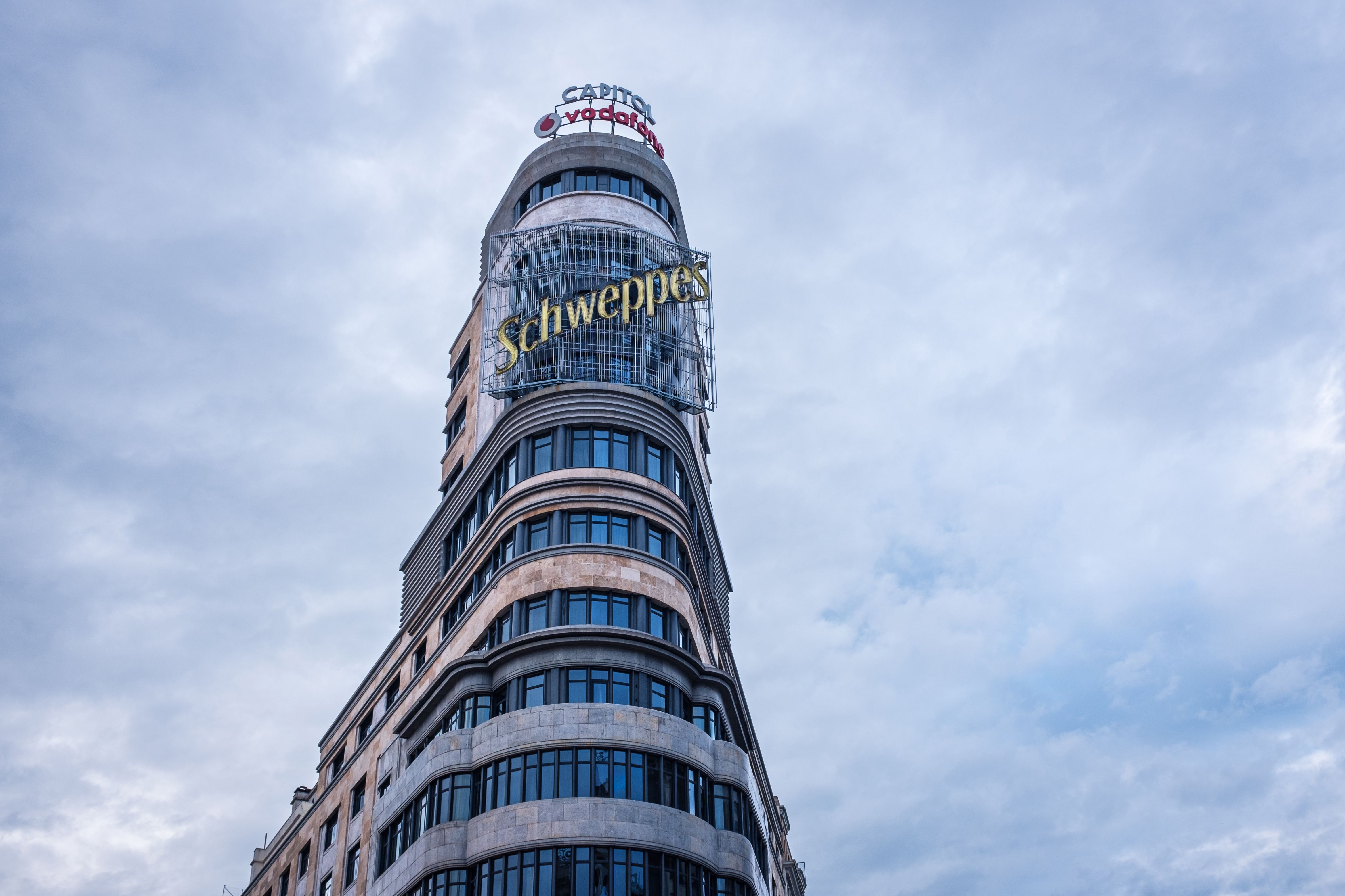 50 años del mítico cartel de Schweppes que ilumina la Gran Vía de Madrid