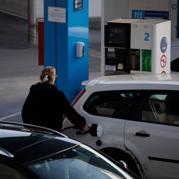 El precio de la gasolina y del gasóleo sigue cayendo, abaratándose hasta casi un 3%. Foto: Europa Press El precio de la gasolina y del gasóleo sigue cayendo, abaratándose hasta casi un 3%. Foto: Europa Press
