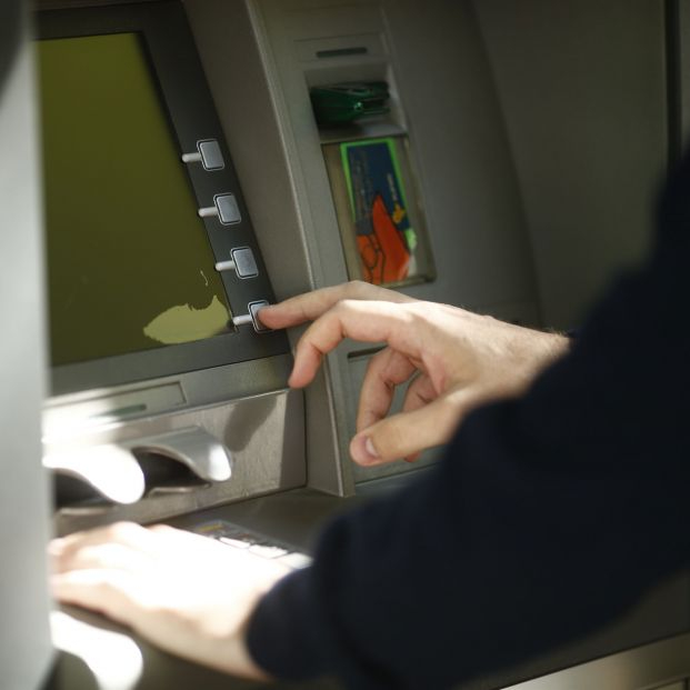 Los consejos de ASUFIN para que los mayores utilicen los cajeros de forma segura. Foto: Europa Press Los consejos de ASUFIN para que los mayores utilicen los cajeros de forma segura. Foto: Europa Press