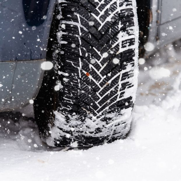 Esto es lo que debemos hacer si nos quedamos atrapados en la nieve con el coche. Foto: Bigstock Esto es lo que debemos hacer si nos quedamos atrapados en la nieve con el coche. Foto: Bigstock