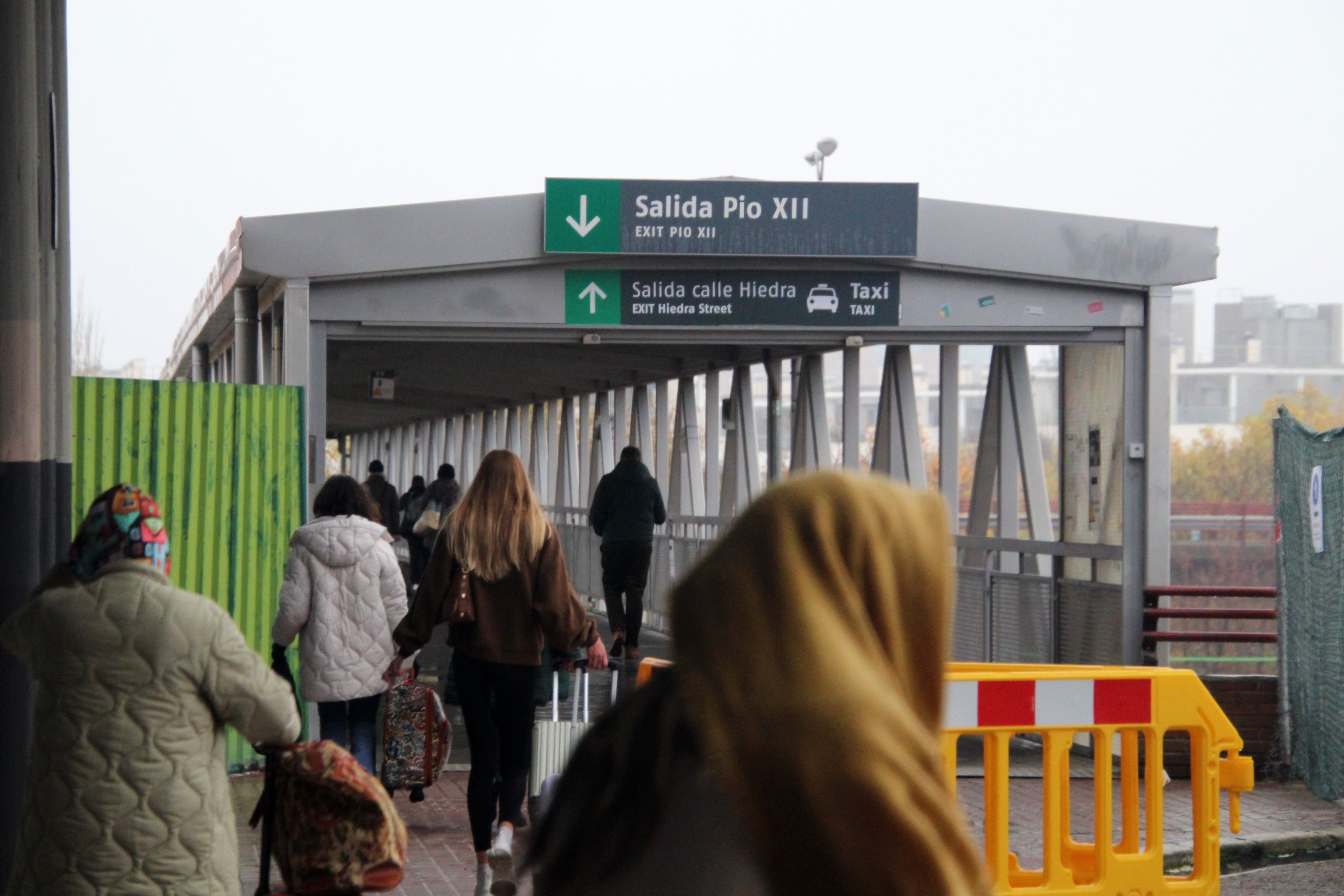 15 minutos andando cargados de maletas: los mayores critican las obras en la Estación de Chamartín