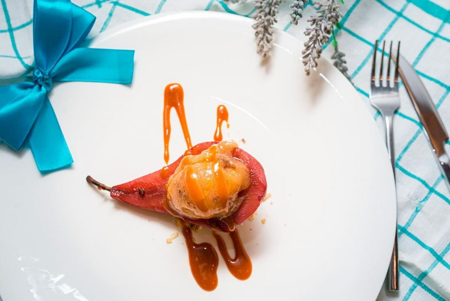 Peras al vino rellenas de helado de vainilla con salsa toffee casera. Foto: Bigstock Peras al vino rellenas de helado de vainilla con salsa toffee casera. Foto: Bigstock