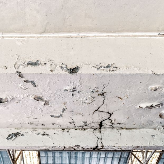 bigstock Peeled Wall From Rain Leakage465599549