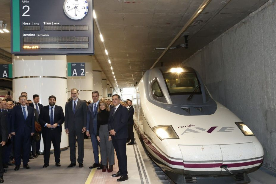 El Rey y Sánchez inauguran el AVE Madrid-Murcia El Rey y Sánchez inauguran el AVE Madrid-Murcia