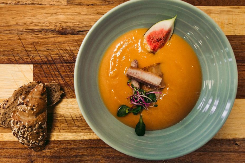 Crema de calabaza y naranja con mojama. Foto: bigstock