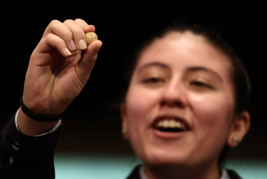 Los mayores de 65 años juegan más de 645 millones de euros en la Lotería de Navidad. EuropaPress Los mayores de 65 años juegan más de 645 millones de euros en la Lotería de Navidad. EuropaPress