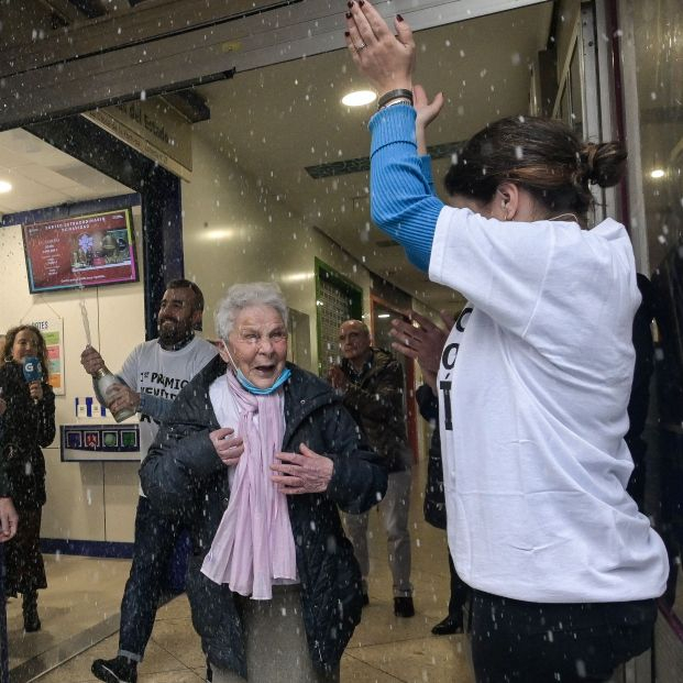 Los 'mayores' premiados en el Sorteo de la Lotería de Navidad 2022. Foto: Europa Press