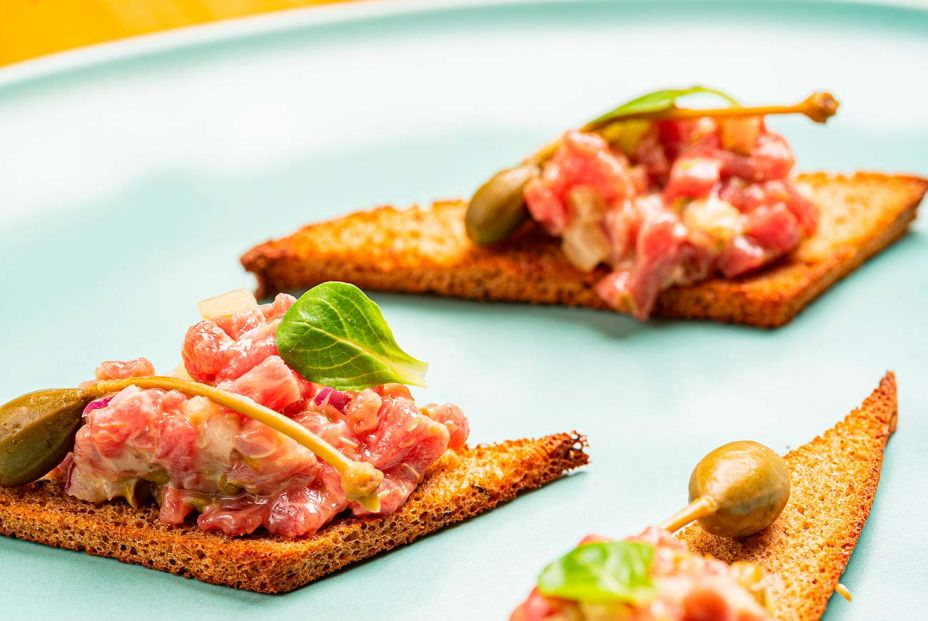 Receta de canapés de steak tartar con alcaparrones y canónigos. Foto:bigstock