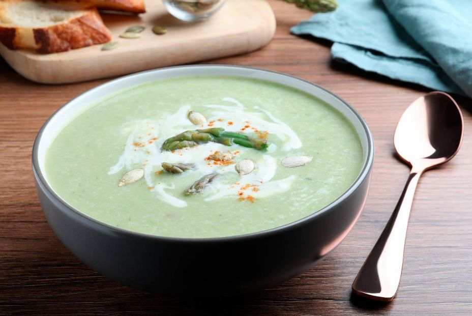 Crema de espárragos trigueros con queso y pipas de calabaza, Bigstock Crema de espárragos trigueros con queso y pipas de calabaza, Bigstock