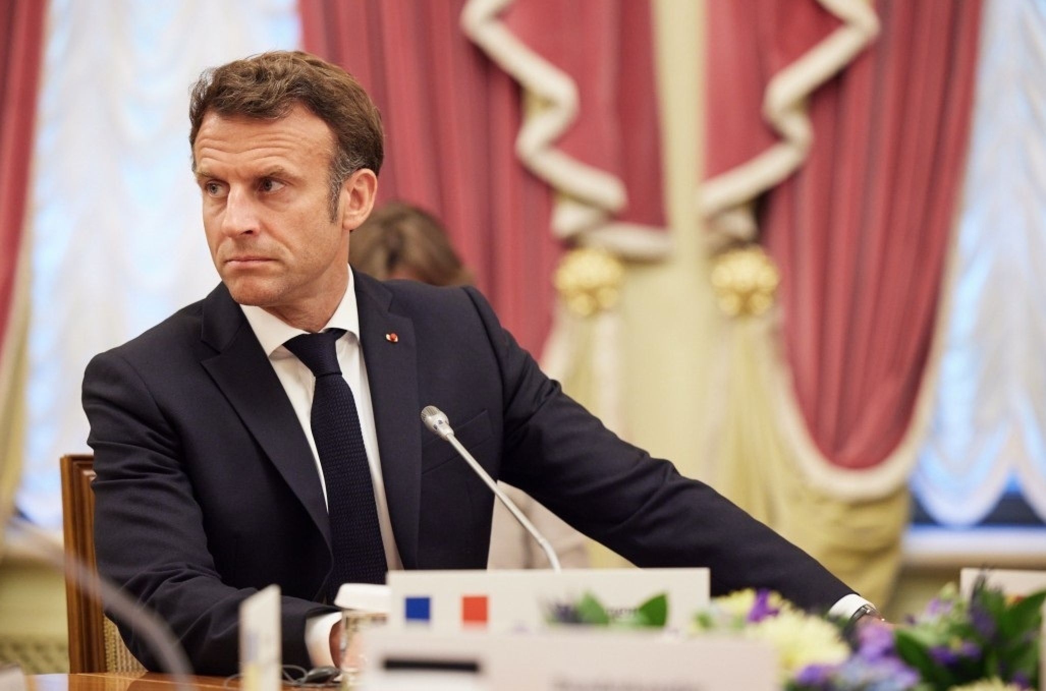 Macron se enfrenta a protestas tras retrasar la edad de jubilación en Francia a los 64 años