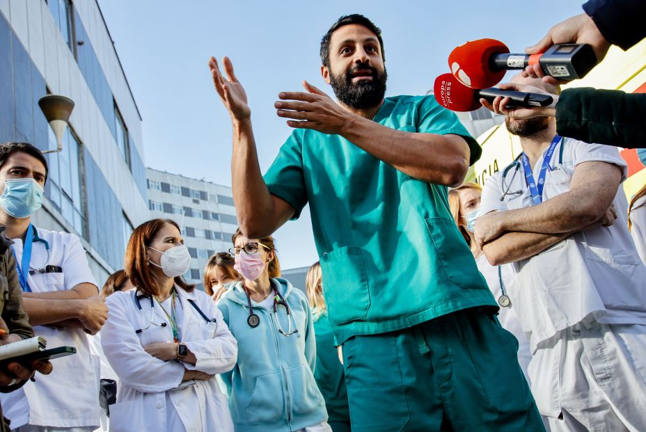 EuropaPress 4913601 medico facultativo urgencias hospital paz atiende medios urgencias hospital EuropaPress 4913601 medico facultativo urgencias hospital paz atiende medios urgencias hospital