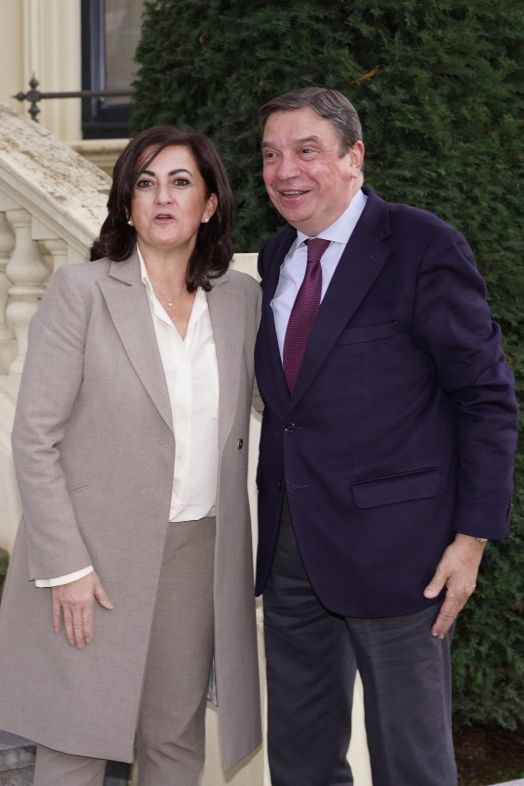 EuropaPress 4914452 presidenta gobierno rioja concha andreu recibe ministro agricultura pesca