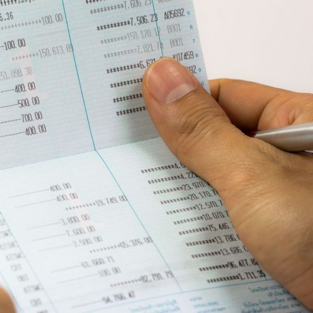 Más trabas en la banca para los mayores: adiós a la cartilla o libreta de ahorro Más trabas en la banca para los mayores: adiós a la cartilla o libreta de ahorro