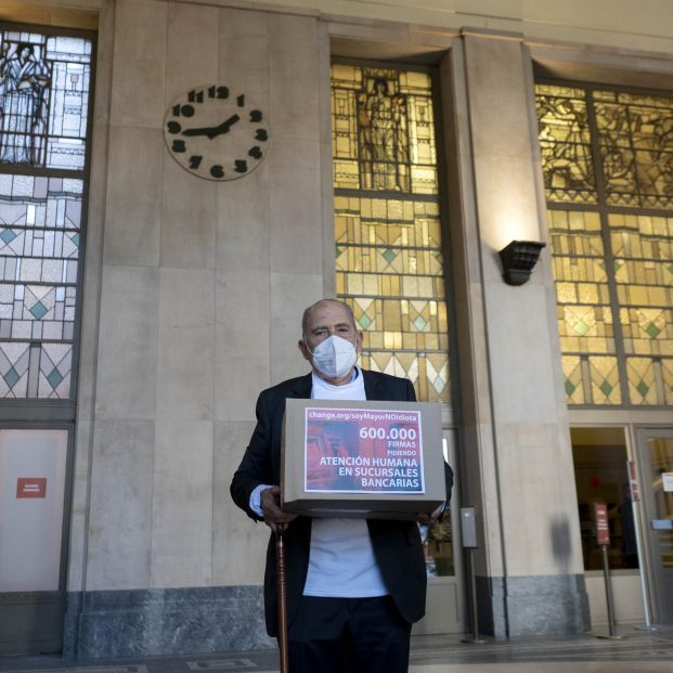 Carlos San Juan, impulsor de 'Soy mayor, no idiota': “Hay que seguir presionando a la banca” Carlos San Juan, impulsor de 'Soy mayor, no idiota': “Hay que seguir presionando a la banca”