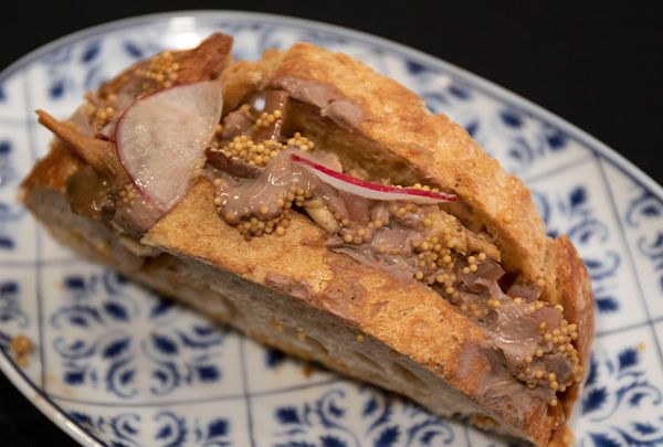 El mejor bocadillo de autor de España se elabora con pan de cerveza y perdiz en escabeche. Foto Madrid Fusión
