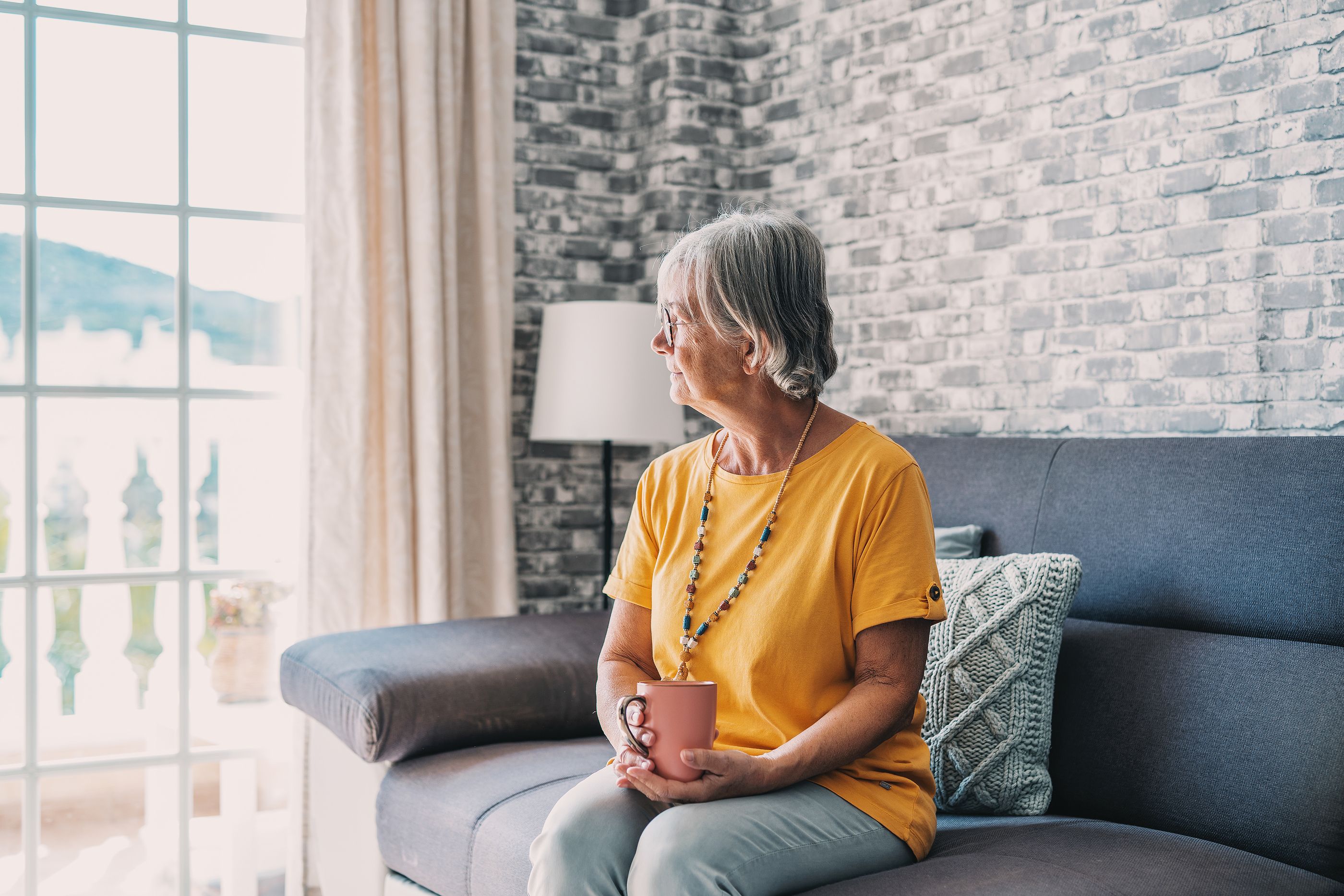 Revelan que las mujeres tienen más capacidad de compensar el daño generado por esta demencia