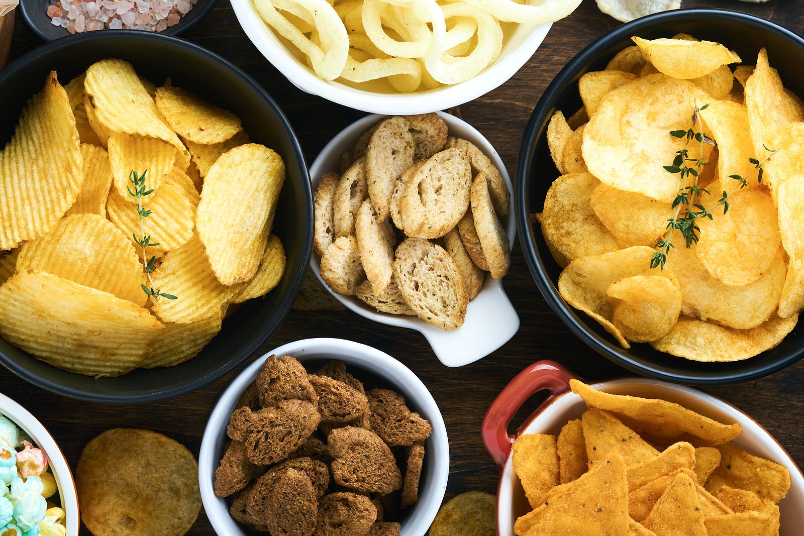 Estos son los únicos aperitivos salados saludables, según la OCU