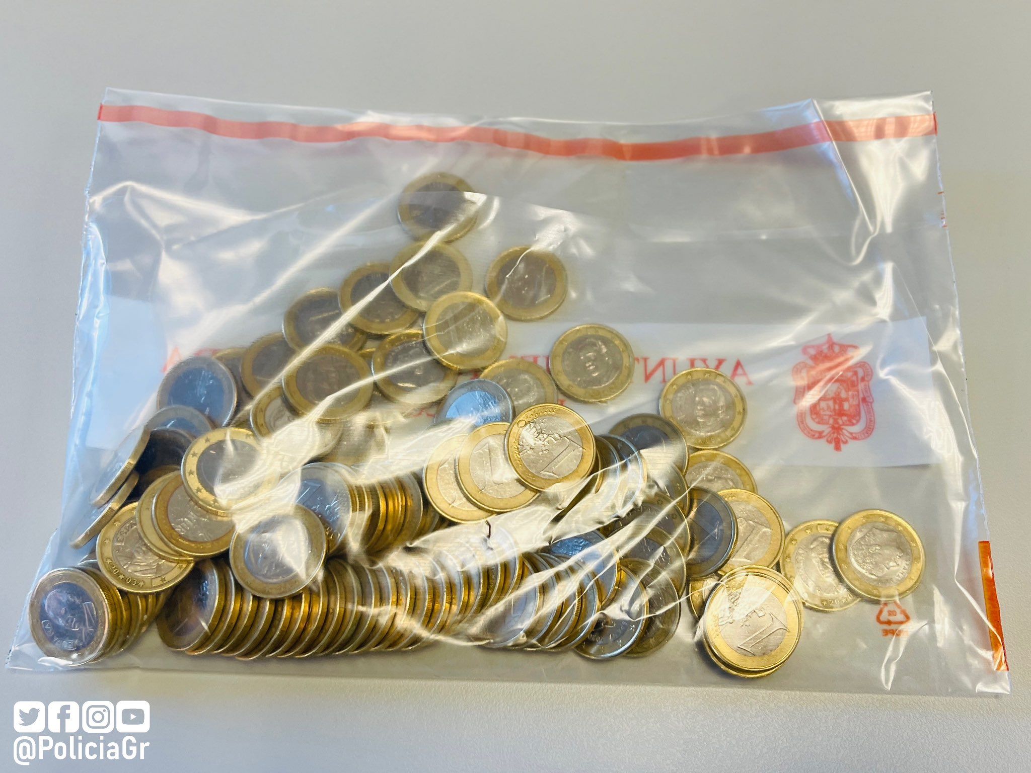 Le multan por aparcar mal y paga al policía con cien monedas de un euro: "Comience a contar"